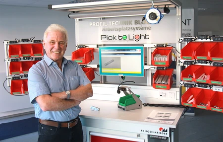 Wolfgang Heldt präsentiert einen modernen Montagearbeitsplatz mit Pick-2-Light Technologie. Bild: InSystems Automation GmbH