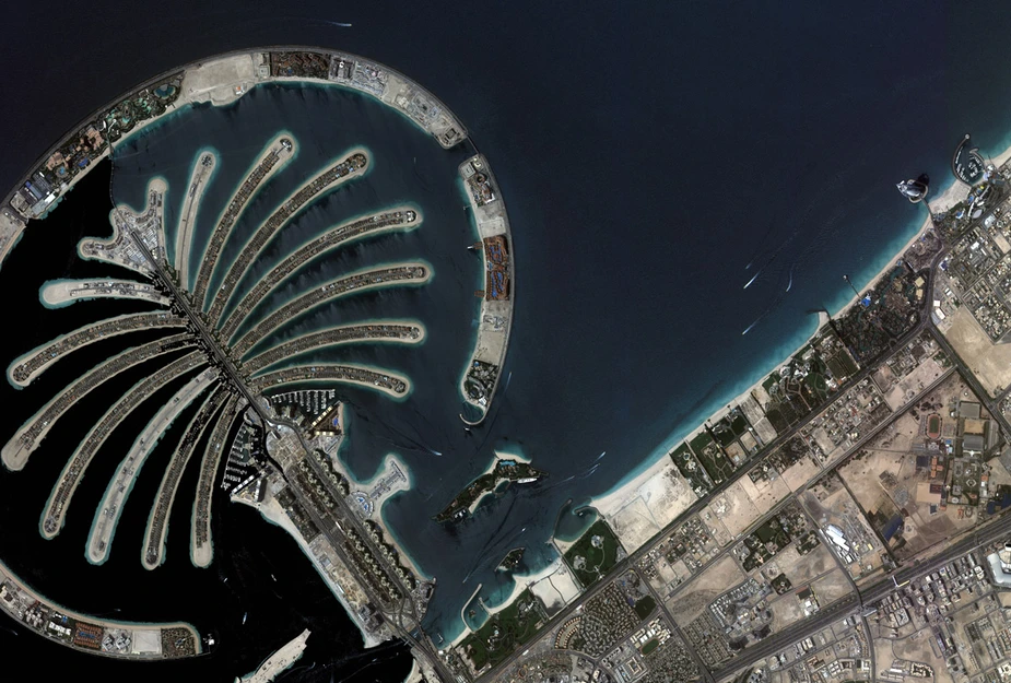 Diese Aufnahme des Kompsat3a-Satelliten zeigt die künstliche "Palmeninsel" in Dubai. Die hohe Auflösung von 0,5 Metern GSD (Ground Sampling Distance) ist mit den Bildern der WorldView-Satelliten vergleichbar. Quelle: KARI.