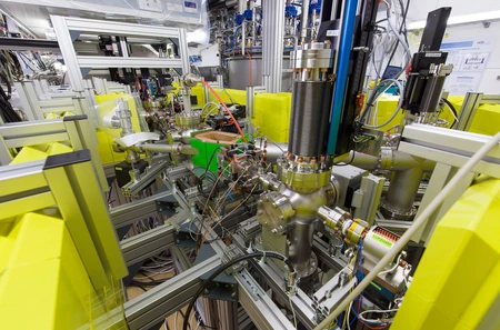 Blick ins Labor, in dem die Komponenten der Elektronenquelle getestet werden. Bild: © Adlershof Journal. Bild: HZB