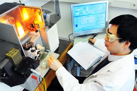 Adlershof Special: Chemiker Dr. Mao-Dong Huang entwickelt analytische Methoden zum Elementnachweis mit einem Prototypen des Kontinuum-Messgerätes. Bild: © Adlershof Special
