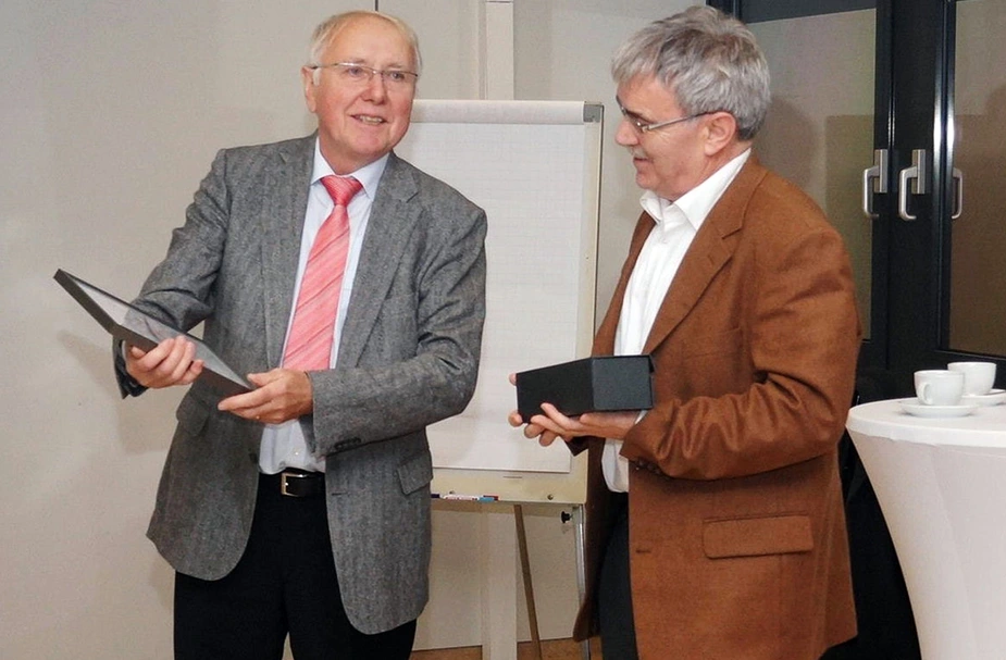 Helmut Ringelhan, Vorsitzender des Laserverbundes Berlin-Brandenburg, überreicht Götz Erbert Laserstern und Urkunde (Foto: LVBB).