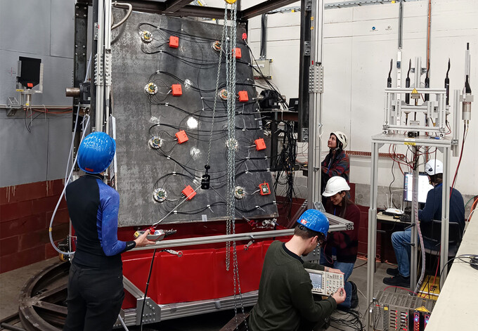 Physiker:innen testen einen Prototyp des Surrounding Background Taggers für das SHiP-Experiment am CERN. Foto: Annika Hollnagel