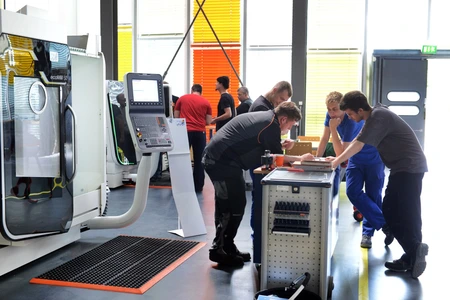 Junge Metallverarbeiter während der Weiterbildung zu CNC-Fräsern in der Lernfabrik Neue Technologien. Bild: © Adlershof Journal