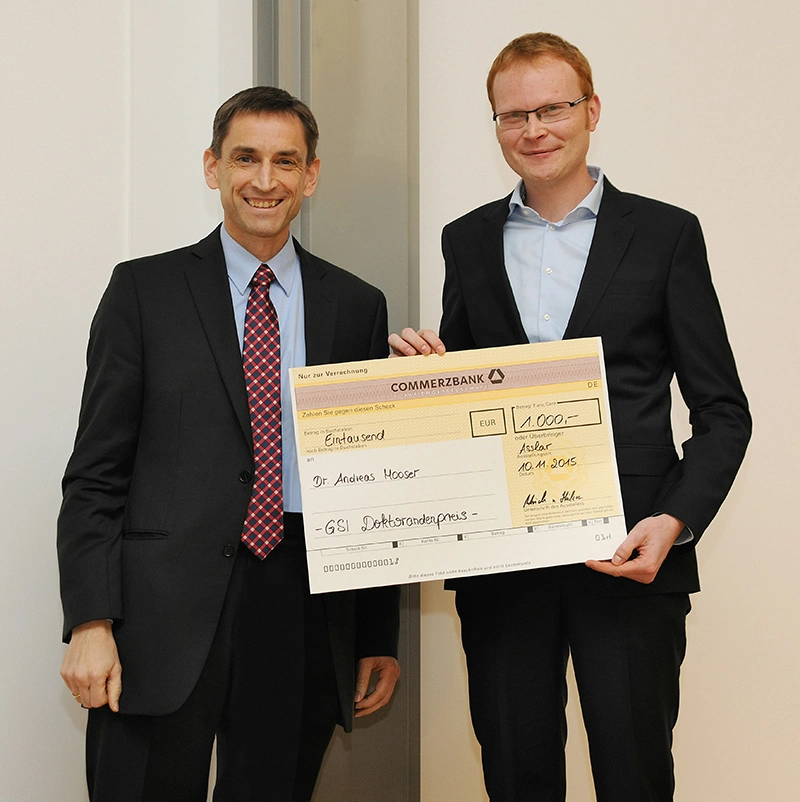 Dr. Ulrich von Hülsen (li.), Mitglied der Geschäftsleitung von Pfeiffer Vacuum, übergab den mit 1.000 Euro dotierten Preis an Dr. Andreas Mooser (re.) / Foto: G. Otto, GSI
