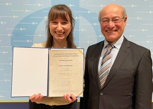 Frau Dr. Kern mit der Urkunde und DPG-Präsident Prof. Dr. Joachim Ullrich © MBI