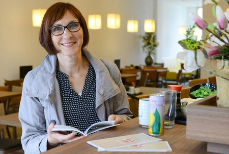 Martina Freier schätzt die abwechslungsreiche Gastronomie in Adlershof. Bild: © Adlershof Journal