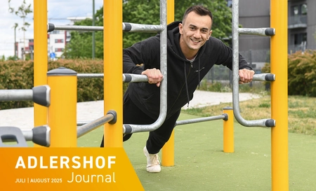 Faruk Garic macht Liegestütze am Gerüst im Freien