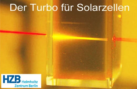 Rotes Licht eines Laserpointers wird beim Durchgang durch die Flüssigkeit des photochemischen Hochkonverters in energiereiches gelbes Licht umgewandelt. Quelle: University of Sydney, Australien, Quelle: University of Sydney, Australien