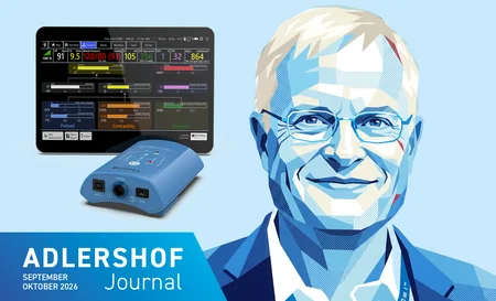 Blau-weiße Vektorillustration eines lächelnden älteren Mannes mit Brille neben einem medizinischen Monitor und Gerät
