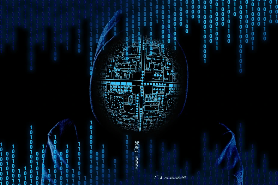 Symbolbild: Hacker vor einem Screen mit Binary Code