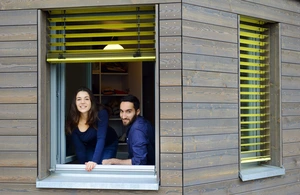 Mirela Dubravac und Ehab Abou Asali gehören zu den ersten Mietern des Studentendorfes Berlin Adlershof. Bild: © Adlershof Journal