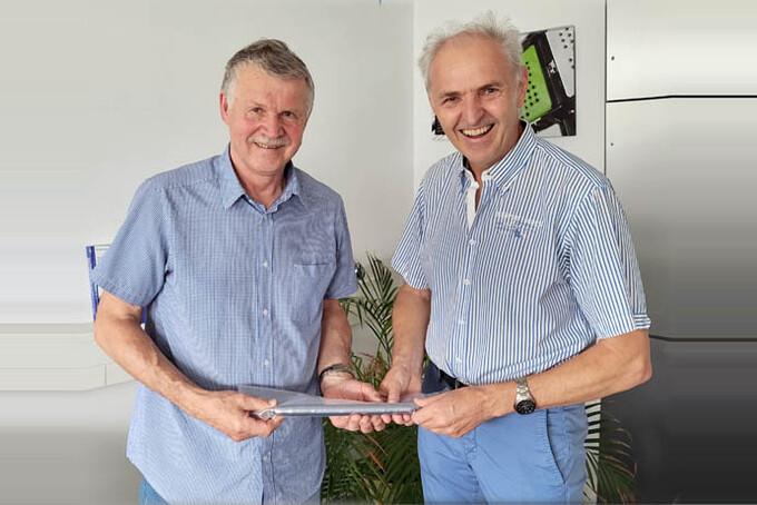 Dr. Nikolay Abrosimov (IKZ) und Dr. Karl Eberl (MBE-Komponenten GmbH) bei der Übergabe des 28Si-Kristalls © Thomas Schröder, IKZ