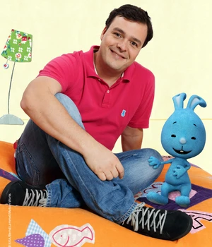 Christian Bahrmann and the Blue Rabbit „KiKANiNCHEN“. Credit: KiKA/Bernd Lammel/Motion Works