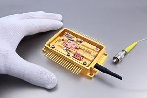 Goldfarbenes Gehäuse mit Glasfaser-Anschluss