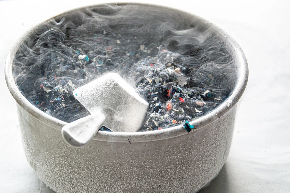 Behälter mit Stickstoff-gekühlten Stoffteilchen