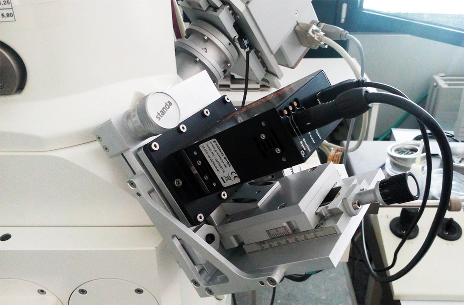 Bild des neuen WDS-Instruments, das mit Standard-Gehäuse und Standard-Flansch an ein Rasterelektronenmikroskop (Zeiss-EVO 40) angeschlossen ist. Bild: HZB