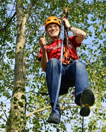 Keine Angst und schwindelfrei: Sven Merk bei der Suche nach einem Baumcache. Bild: © Adlershof Journal