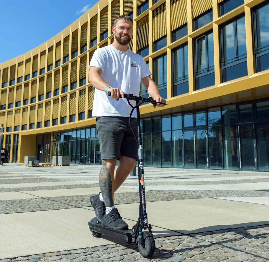 Patrick Stüwe auf seinem E-Scooter am Forum Adlershof © WISTA Management GmbH