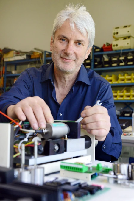Olaf Schief entwirft seit mehr als 20 Jahren wissenschaftliche Geräte. Bild: © Adlershof Special