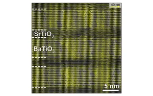 Aufnahme eines Schichtstapelaufbaus mit den Beschriftungen 'SrTiO₃' und 'BaTiO₃' sowie Maßstäben von 40 pm und 5 nm