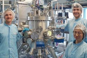 New molecular beam epitaxy equipment and the researchers © IKZ