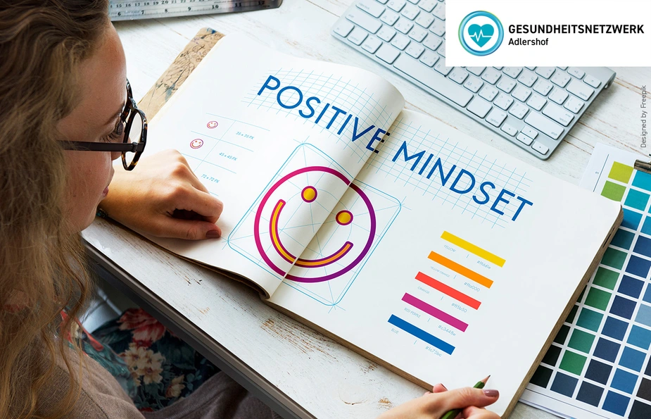 Offenes Skizzenbuch auf einem Schreibtisch mit einem großen Smilie und text: Positive Mindset