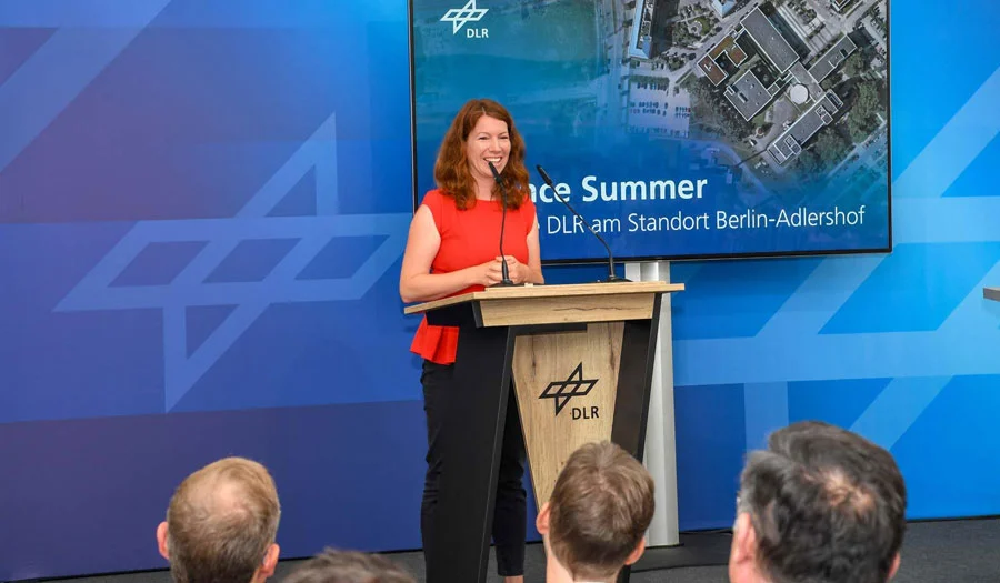 Dr. An­na Christ­mann beim Science Sum­mer Ber­lin © DLR