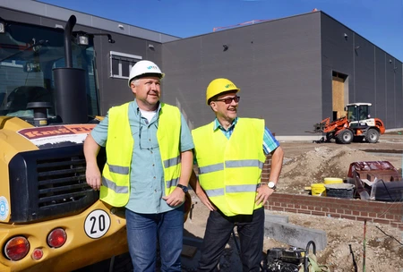 In den letzten Bauzügen: Jörg Brech (l.) und Detlef Sauer (r.) von der WITT Sensoric freuen sich auf den Einzug in den neuen Firmensitz in diesem Herbst. Bild: © Adlershof Journal