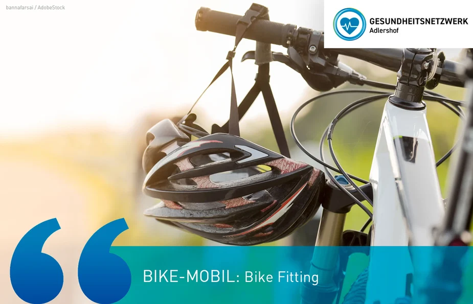 Fahrradlenker mit daran hängendem Fahrradhelm vor unscharfem Hintergrund