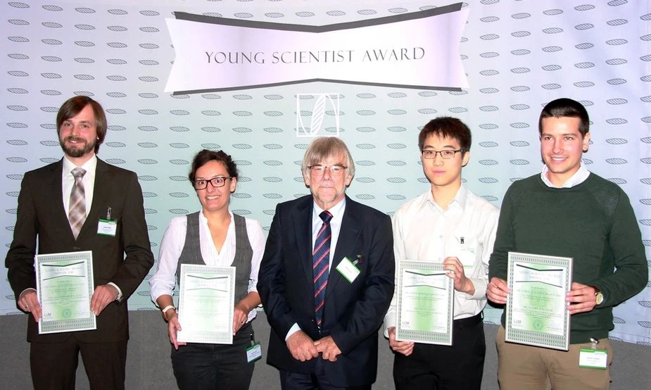 Preisträger Johannes Walter (GER), Johann Lacava (CH), Jurypräsident Prof. Dr. D. Lerche (GER), Michel Vong (CH), Preisträger Samuel J. Skinner (AUS) (v.l.n.r.). Bild: LUM GmbH