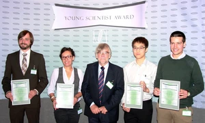 Preisträger Johannes Walter (GER),  Johann Lacava (CH), Jurypräsident Prof. Dr. D. Lerche (GER), Michel Vong (CH),  Preisträger Samuel J. Skinner (AUS) (v.l.n.r.). Bild: LUM GmbH