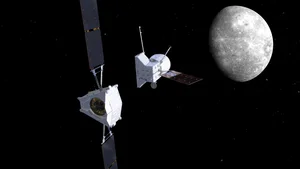 Zwei Raumsonden mit Solarpaneelen im All vor einem Planeten