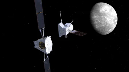 Zwei Raumsonden mit Solarpaneelen im All vor einem Planeten