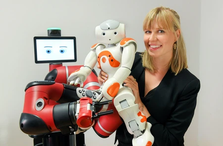 Kim Klüber, HU, mit Robotern © WISTA Management GmbH
