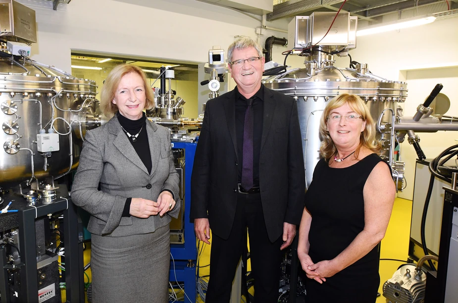 Bundesforschungsministerin Prof. Johanna Wanka mit den Projektleitenden Prof. Robert Schlögl (MPG) und Prof. Simone Raoux (HZB). Foto: HZB/D. Ausserhofer