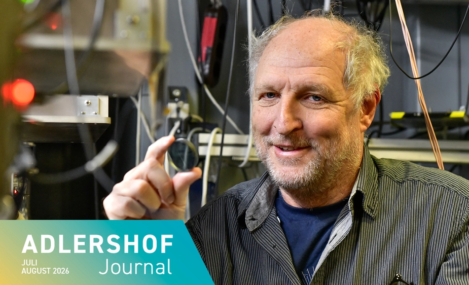 Forscher mit einer Probe in einem Probenhalter