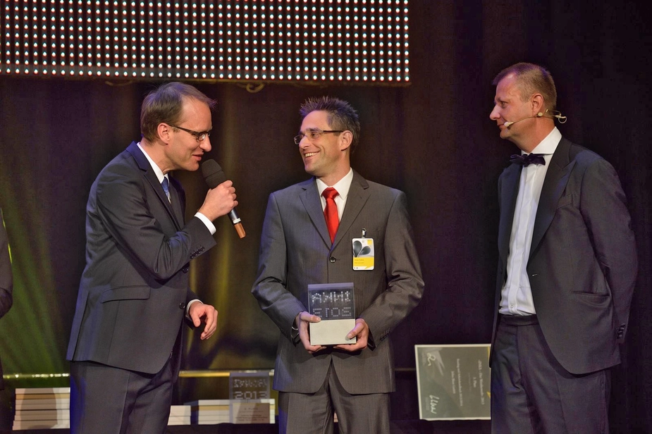 Markus Trinklein von Pfeiffer Vacuum nimmt die Auszeichnung entgegen. Bild: Pfeiffer Vacuum 