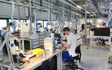 In der Werkstatt der Karlheinz Gutsche GmbH werden winzige Linsen von manchmal nur einem halben Millimeter Durchmesser gefertigt. Bild: © Adlershof Special