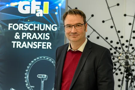 Porträtfoto vor einem GFaI-Banner