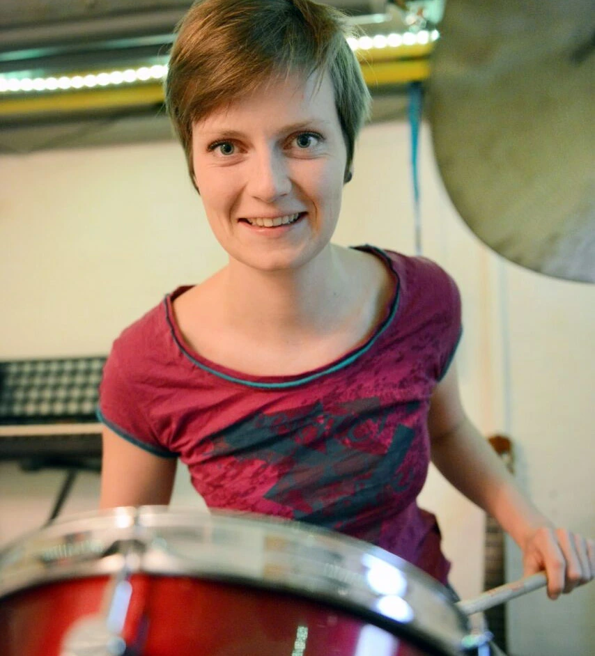 Anne Fuhrmann am Schlagzeug. Bild: © Adlershof Journal
