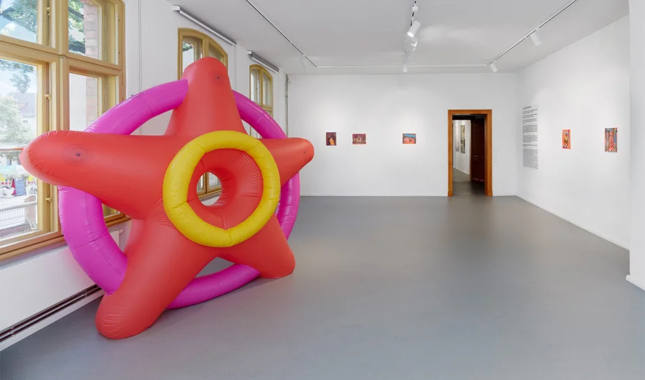 Luftgefüllter farbiger Plastikstern in einem Galerieraum