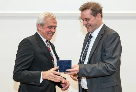 Jan-Hendrik Olbertz (rechts) überreicht die Humboldt-Medaille an Hardy R. Schmitz. Foto: Andreas Süß