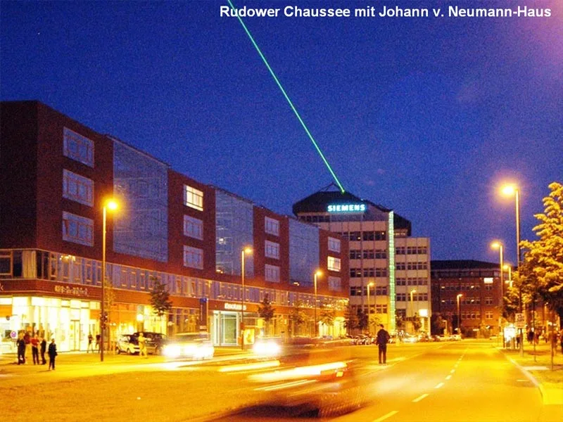 Nachtaufnahme: Rudower Chaussee, HU-Gebäude und Gründerzentrum mit Laserprojektion