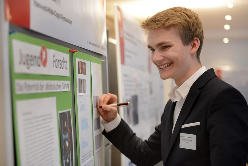 Simon Schöntube siegte mit einem Biologie-Projekt zur Nutzung von Nebenprodukten der alkoholischen Gärung. Bild: Stiftung Jugend forscht e. V. 