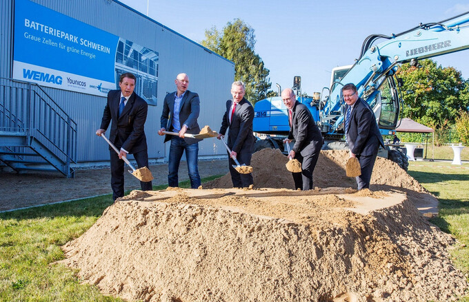 Groundbreaking: Alexander Schönfeldt, Younicos, and Thomas Lust from the IHK swinging the shovel together with the WEMAG board member Thomas Pätzold, minister of energy Christian Pegel and Tobias Struck, Batteriespeicher Schwerin GmbH & Co. KG.