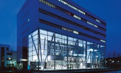 Zentrum für IT und Medien (ZIM) I, beleuchtetes Foyer bei Nacht