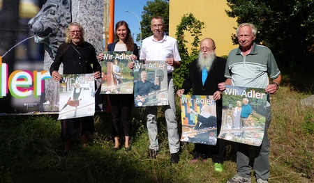 Fünf Menschen mit den Plakaten, auf denen sie für die Kiezkampagne abgebildet sind.