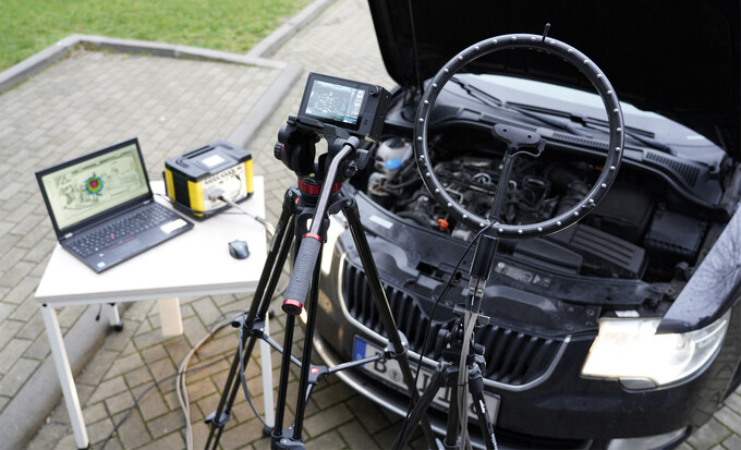 Akustische Kamera vor laufendem Fahrzeugmotor © gfai tech GmbH