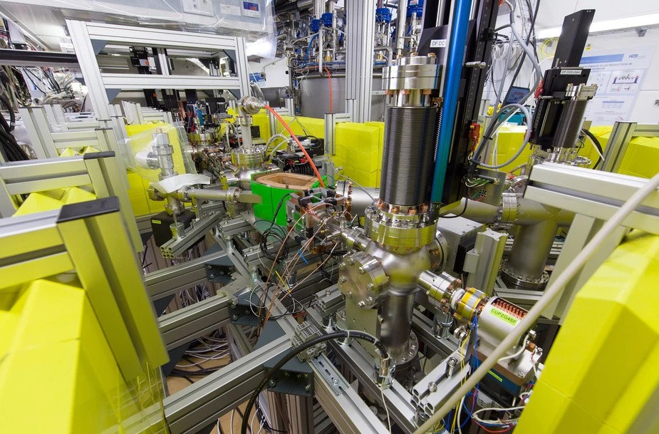 Blick ins Labor, in dem die Komponenten der Elektronenquelle getestet werden. Bild: © Adlershof Journal. Bild: HZB