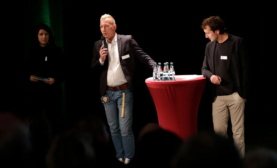 Auf der Bühne sprachen Sven Janca-Stahl und Jan Danner von der BVG. Foto: ©georg + georg Meister der Kommunikation